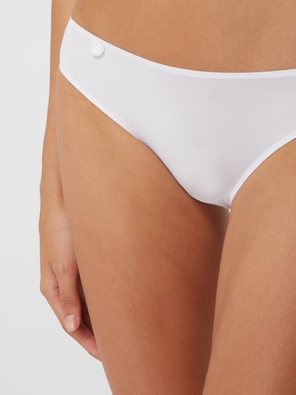 Vrouwenmodel draagt Slip met Label-Detail model 'Rio' van Marie Jo, wit, soepele stof, lichaamssnijdend, detailopname heup.