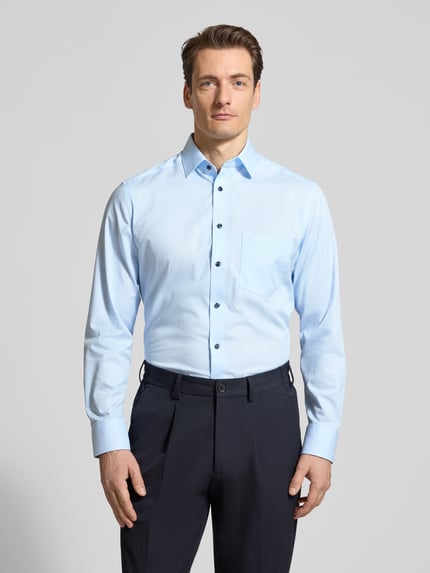 Männermodel trägt Regular Fit Business-Hemd mit Kentkragen von OLYMP, reine Baumwolle, blauer Farbton, glatte Struktur, Ganzkörperansicht von vorne. Rückenlänge 70 cm, Schulterbreite 45 cm, Ärmellänge 65 cm, Brusttasche mit Label-Stitching, Größe 40.