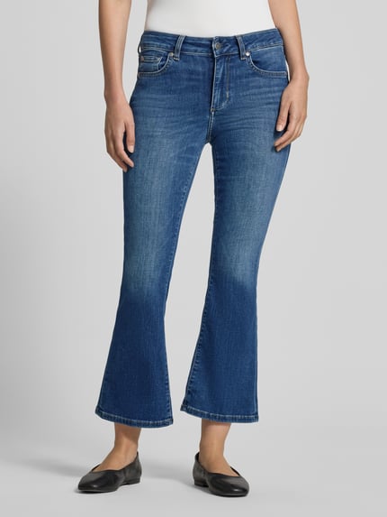Vrouwenmodel draagt Flared Fit Jeans uit katoenmix Model 'Authentic' van Liu Jo White, blauwe denim, 5-pocketmodel, knoop- en ritssluiting, Bandwijdte maat 27 38 cm, Binnenbeenlengte maat 27 67 cm, Ganzebodyaanzicht van voren.