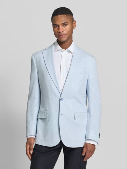 Männermodel trägt Slim Fit 2-Knopf-Sakko mit Pattentaschen von MCNEAL aus Material-Mix mit Baumwoll-Anteil, Strukturmuster, Reverskragen, hellblau, Ganzkörperansicht von vorne.