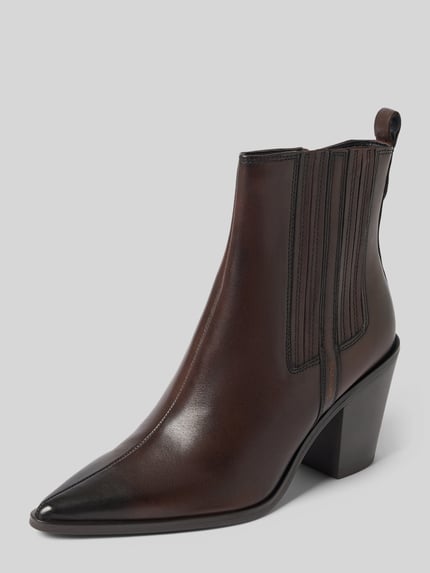 Produktfoto, Stiefelette aus Rindnappa mit Blockabsatz von TAMARIS in dunklem Braun, spitze Schuhspitze, strukturierte Gummisohle, Label-Prägung, Reißverschlüsse, Nähte und Schlaufe, unifarbene Optik