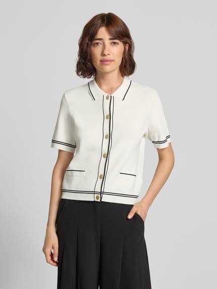 Frauenmodel trägt Cardigan aus Viskose-Mix mit 1/2-Arm von Jake*s Collection in Weiß mit schwarzen Kontraststreifen, Nahaufnahme Oberkörper.