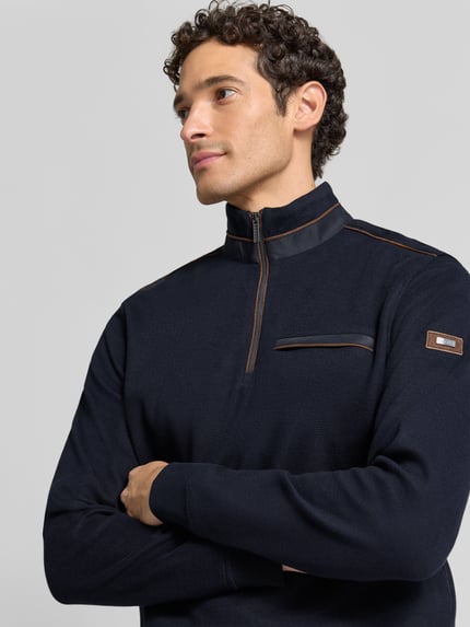 Männermodel trägt Sweatshirt mit Stehkragen und Reißverschluss von bugatti in Dunkelblau, Baumwoll-Mix, Regular Fit, Nahaufnahme Oberkörper.