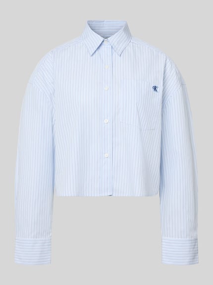 Produktfoto, Cropped Bluse mit Brusttasche und Label-Stitching von Calvin Klein Jeans aus reiner Baumwolle, hellblau-weiß gestreift, Hemdblusenkragen, sichtbare Knopfleiste, strukturierte Oberfläche
