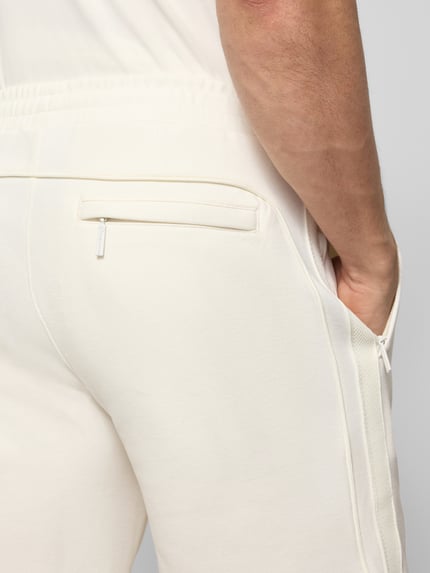 Männermodel trägt Shorts mit Logo-Stitching Modell 'EGEO' von SERGIO TACCHINI, Baumwoll-Mix, elastischer Bund, Nahaufnahme Gesäßbereich.