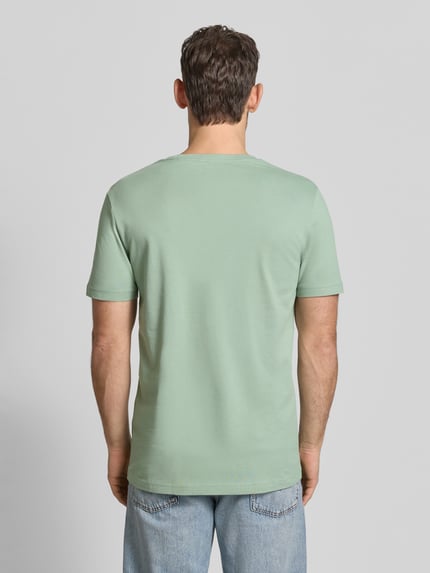 Männermodel trägt T-Shirt aus Baumwolle mit Rundhalsausschnitt von Christian Berg Men, Regular-Fit, Label-Detail, Rückenlänge 71 cm, Ganzkörperansicht Rückansicht.