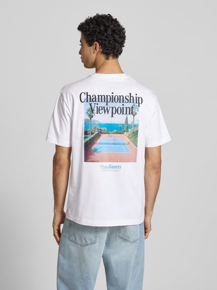 Männermodel trägt Regular Fit T-Shirt aus reiner Baumwolle von Only & Sons, Optik: Unifarben, Applikation: Print, Ganzkörperansicht Rückansicht.