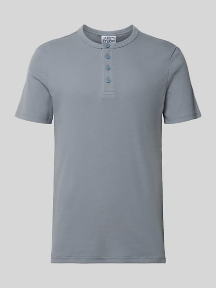 Produktfoto, Regular Fit T-Shirt aus Baumwoll-Mix von JAKE*S STUDIO MEN in Hellgrau mit Henley-Ausschnitt, Kurzarm, glatte Textur.