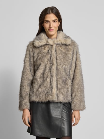 Modelka kobieca nosi Jacke aus Kunstfell mit Eingrifftaschen Modell 'AKAJA' od B.Young, szara sztuczna futrzana kurtka, regular fit, widok całej sylwetki z przodu.
