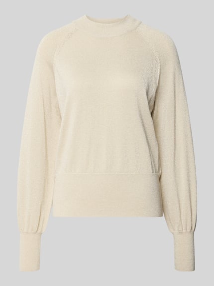 Produktfoto, cremefarbener Strickpullover aus Viskose-Mix Modell 'MOBBE' von B.Young, Regular-Fit, Stehkragen, feine Struktur