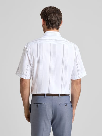Männermodel trägt Comfort Fit Business-Hemd aus Reine Baumwolle mit Kentkragen von ETERNA, Rückenlänge 80 cm, 1/2-Arm, Ganzkörperansicht Rückansicht.