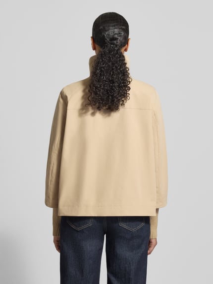 Vrouwenmodel draagt Jacke mit Stehkragen und Pattentaschen van Christian Berg Woman Selection in regular fit, beige kleur, geheel lichaamsaanzicht achterkant.