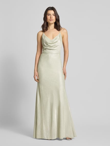 Vrouwenmodel draagt avondkleid in glitzer-optik van Unique met spaghettibandjes, lurex structuur, volledige lichaam vooraanzicht.