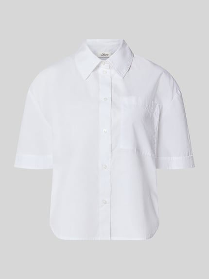 Produktfoto, weiße Regular Fit Kurzarmbluse aus reiner Baumwolle von s.Oliver RED LABEL vor neutral grauem Hintergrund