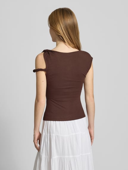 Frauenmodel trägt Top im One-Shoulder-Look Modell 'Fenna' von LeGer by Lena Gercke in Braun, Slim Fit, Viskose-Elasthan-Mix, Ganzkörperansicht Rückansicht.