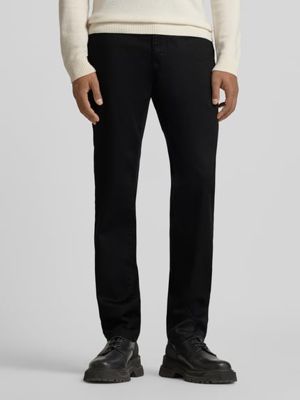 Männermodel trägt Jeans mit 5-Pocket-Design Modell 'CADIZ' von BRAX, Baumwoll-Lyocell-Mix, Gerader-Schnitt, Knopf-Reißverschluss, Nahaufnahme Oberkörper