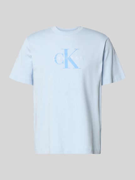 Produktfoto, hellblaues T-Shirt mit Label-Print und Rundhalsausschnitt von Calvin Klein Jeans aus reiner Baumwolle, Regular Fit, Größe M 70 cm Rückenlänge