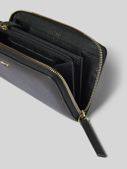 Produktfoto, Portemonnaie aus echtem Leder mit Label-Detail von Abro in Schwarz, goldfarbener Reißverschluss, strukturierte Oberfläche, diverse Einsteckfächer und Reißverschlussfach innen, Hauptfach mit Reißverschluss.