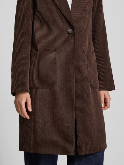 Frauenmodel trägt Regular Fit Mantel mit Reverskragen Modell 'ASTRID' von ONLY, brauner Cord, Vordertaschen, Nahaufnahme Oberkörper.