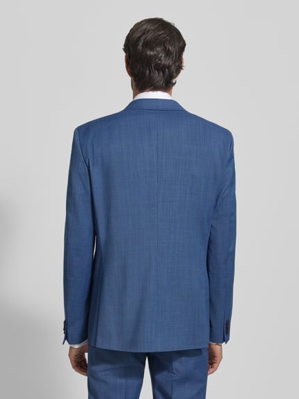 Männermodel trägt 2-Knopf-Sakko mit Reverskragen von bugatti aus blauem Material-Mix mit Stretch, Regular Fit, Rückansicht Ganzkörperansicht.