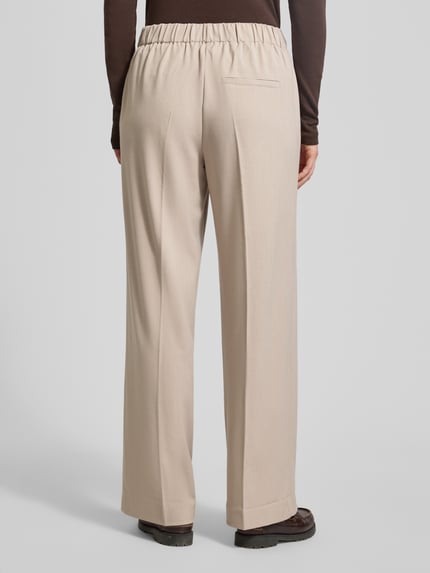 Frauenmodel trägt Wide Leg Hose mit Viskose-Anteil Modell 'EMMA-TARA' von Selected Femme, Optik: Unifarben, Ganzkörperansicht Rückansicht.