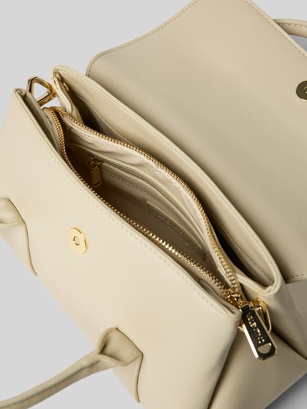 Produktfoto, cremefarbene Handtasche mit Label-Applikation von VALENTINO BAGS, Hauptfach mit Überschlag, Magnetverschluss, Reißverschluss, goldene Details, Tragehenkel und abnehmbarer Schulterriemen, Maße 28x16x12 cm, Länge Schulterriemen 125 cm, glatte Textur.