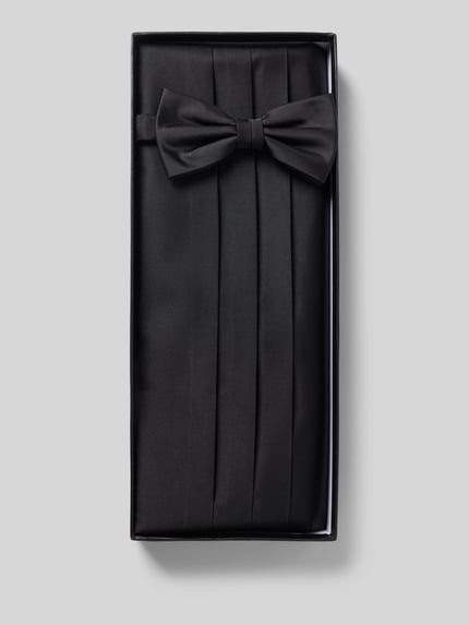 Produktfoto, Kummerbund mit Fliege von Willen in Schwarz, unifarbenes Design, gelegte Falten, glatte Textur, elegante Optik