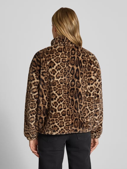 Frauenmodel trägt Jacke mit Stehkragen und Leomuster von REVIEW aus Kunstfell in Braun- und Schwarztönen, Regular Fit, Ganzkörperansicht Rückansicht.