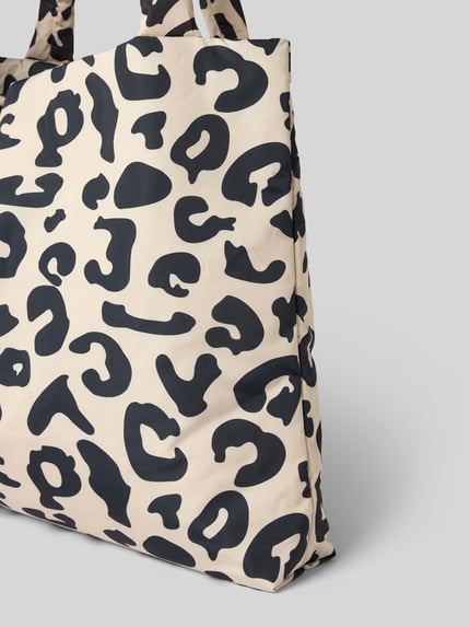 Produktfoto, Tote Bag mit Allover-Animal-Print von Studio Noos, beżowo-czarne plamy, detal z logo, główna przegroda, pasek na ramię, Szerokość w rozmiarze 1: 58 cm, Długość w rozmiarze 1: 42 cm, Głębokość w rozmiarze 1: 10 cm, długość paska na ramię w rozmiarze 1: 74 cm