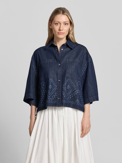 Vrouwenmodel draagt blauwe boxy fit jeansblouse van puur katoen model 'ALARE' van Weekend Max Mara, dames jeansblouse, vooraanzicht bovenlichaam.