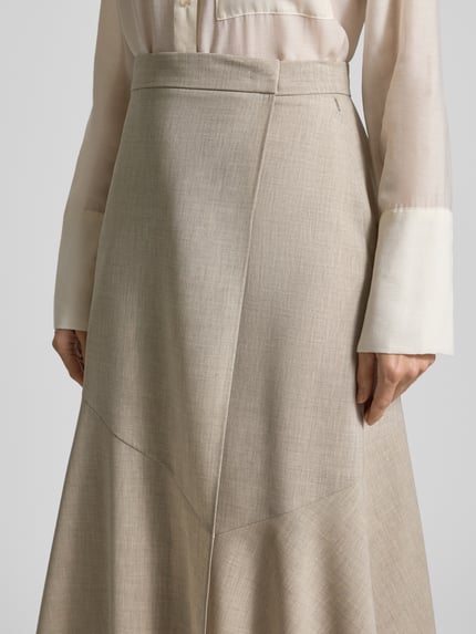 Frauenmodel trägt Ausgestellter Midi-Rock aus reiner Schurwolle Modell 'VULERAN' von BOSS, Optik: Unifarben, Passform: Ausgestellt, Midi-Länge, Applikation: Label-Applikation, Label-Stitching, Verschluss: Knopf- und Schiebehaken, gerader Saum, Material: reine Schurwolle, Nahaufnahme Oberkörper.