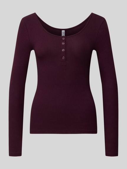 Produktfoto, Slim Fit Langarmshirt aus Baumwoll-Mix Modell 'KITTE' von Pieces in Dunkelrot, unifarben, gestreifte Rippstruktur, Henley-Ausschnitt, kurze Druckknopfleiste, Label Stitching