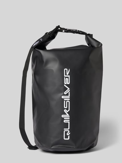 Produktfoto, Tasche mit Riemen und Label-Print von Quiksilver, schwarze Oberfläche mit weißem Schriftzug, Herren Tasche von Quiksilver.