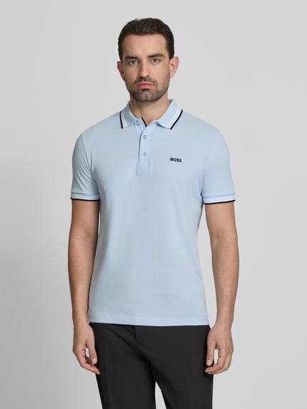 Männermodel trägt Regular Fit Poloshirt aus reiner Baumwolle Modell 'PADDY' von BOSS Green, Optik: Unifarben, Nahaufnahme Oberkörper.