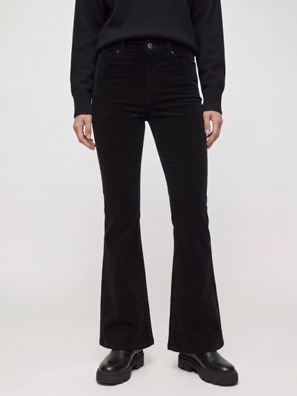 Frauenmodel trägt Cordhose mit ausgestelltem Bein von Pepe Jeans, unifarben, 5-Pocket-Design, schwarze Cordstruktur, Ganzkörperansicht von vorne.