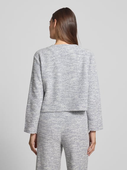 Frauenmodel trägt Jacke in Bouclé-Optik mit Rundhalsausschnitt von Christian Berg Woman, Baumwoll-Mix, Regular-Fit, Struktur in Hellgrau und Weiß, Knopfleiste, Rückenlänge 47 cm, Schulterbreite 45 cm, Brustweite 51 cm, Ärmellänge 54 cm, Ganzkörperansicht Rückansicht.