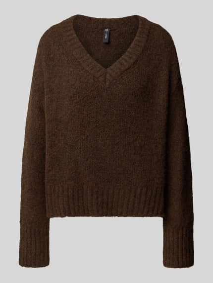 Produktfoto, brauner Pullover mit V-Ausschnitt Modell 'ONLFIONA' von ONLY, unifarben, Feinstrick, Struktur, gerippte Abschlüsse, Loose Fit, cropped.