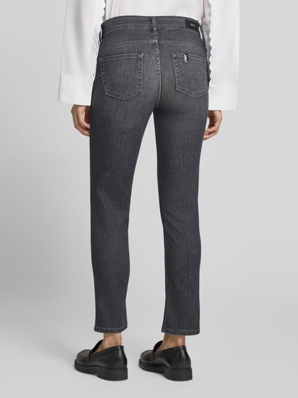 Vrouwenmodel draagt Slim Fit Jeans met Lyocell-aandeel Model 'MONROE' van Liu Jo White in donkergrijs, 5-pocketmodel, verkorte pasvorm, mix van katoen en lyocell, knoop- en ritssluiting, bandwijdte maat 27 36 cm, binnenbeenlengte maat 27 63 cm, volledige lichaamsopname achteraan.