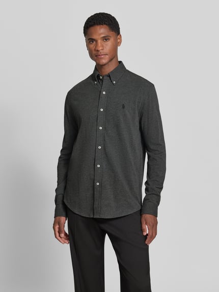 Männermodel trägt Regular Fit Freizeithemd aus reiner Baumwolle von Polo Ralph Lauren in Dunkelgrau, glatte Textur, Ganzkörperansicht von vorne