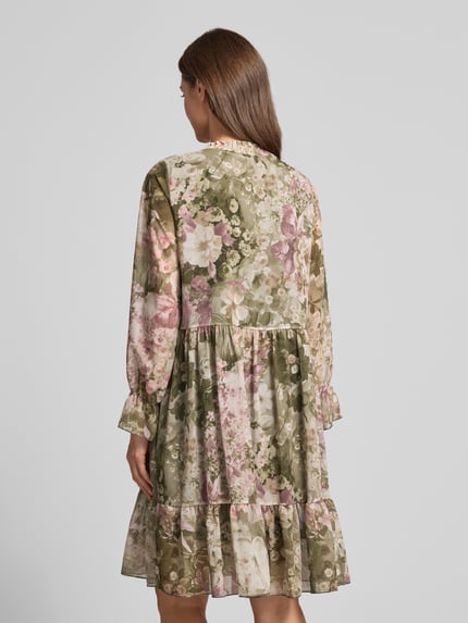 Frauenmodel trägt Knielanges Kleid mit Schlüsselloch-Ausschnitt Modell 'Ar44inaa' von ZABAIONE, Chiffon, A-Linie, Allover-Blumenmuster, Rückansicht, Ganzkörperansicht.