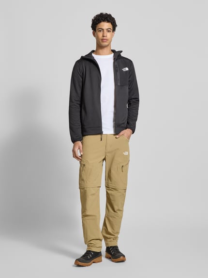 Männermodel trägt Regular Fit T-Shirt mit Logo-Stitching von The North Face aus Baumwoll-Mix, weiß, Rundhalsausschnitt, Ganzkörperansicht von vorne. Rückenlänge bei Größe M 70 cm.