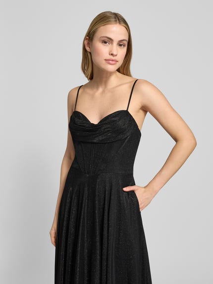 Modelka kobieca nosi szimmerndes Abendkleid mit Spaghettiträgern von Hey Kyla, czarne, długi fason, gorsetowy krój, z połyskującą teksturą, widok na górną część sylwetki, ujęcie z przodu.
