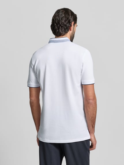 Männermodel trägt Regular Fit Poloshirt aus reiner Baumwolle mit Stehkragen von Christian Berg Men, weiß, krój regular fit, stójka z listwą guzikową, krótki rękaw, elastyczne zakończenia rękawów, długość tyłu w rozmiarze M: 75 cm, ganzkörperansicht rückansicht.