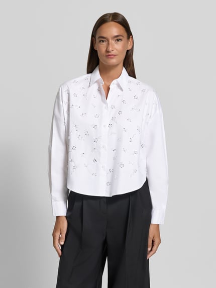 Frauenmodel trägt Regular Fit Bluse mit Pailletten von Armani Exchange, reine Baumwolle, Hemdblusenkragen, Knopfleiste, vorne, Ganzkörperansicht von vorne.