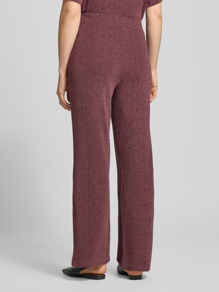 Frauenmodel trägt Regular Fit Hose mit strukturierter Optik von ICHI, dehnbund, seitliche Eingrifftaschen, Ganzkörperansicht Rückansicht.