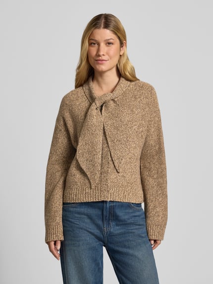 Frauenmodel trägt Strickpullover aus Wolle mit Schluppe von Christian Berg Woman in Two-Tone-Optik, Regular Fit, Nahaufnahme Oberkörper.