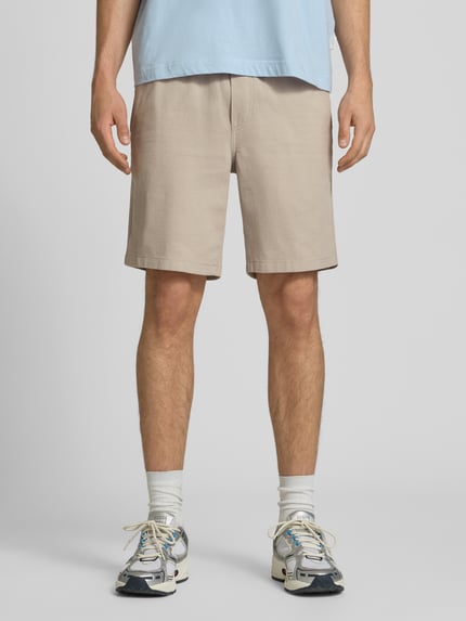 Męski model nosi beżowe Shorts mit Strukturmuster Modell 'JAIDEN' od Jack & Jones, czysta bawełna, krój regular fit, elastyczny pas, tunel, Szerokość w rozmiarze M: 43 cm, długość nogawki od wewnątrz: 23 cm, fakturowana powierzchnia, widok całej sylwetki z przodu.