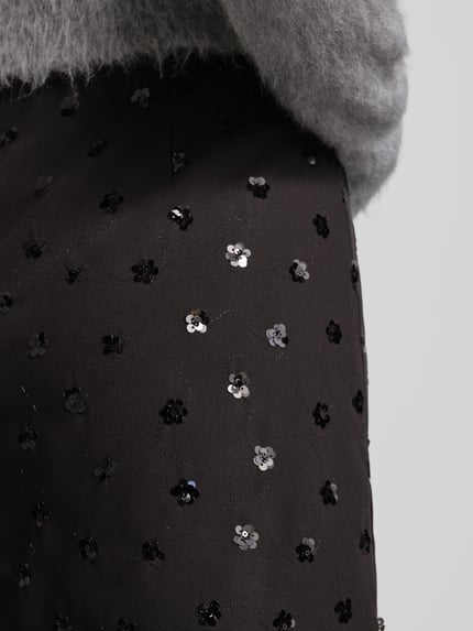 Frauenmodel trägt Minirock mit Pailletten Modell 'HARMONIA' von ICHI, Material-Mix mit Stretch-Anteil, Nahaufnahme Oberkörper.