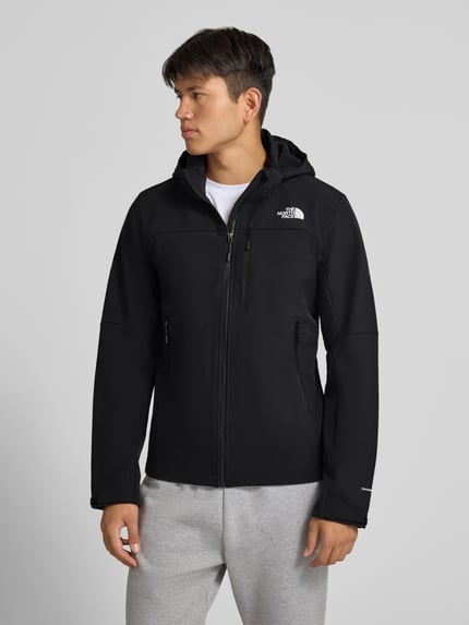 Mannenmodel draagt zwarte Softshell-Jacke met Logo Model 'DIABLO' van The North Face, materiaalmix met stretch, slim fit, capuchon, ritssluiting, ritszakken, ruglengte maat M 68 cm, schouderbreedte 43 cm, borstwijdte 54 cm, mouwlengte 70 cm, voorkant volledige lichaamsweergave.