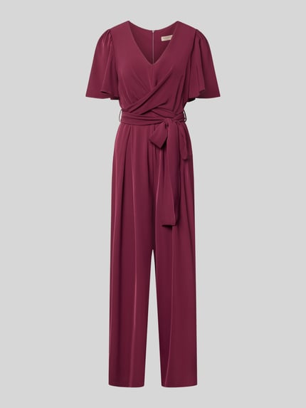 Produktfoto, Jumpsuit mit Stoffgürtel von Rinascimento in Dunkelrot, Material-Mix mit Stretch, taillierte Passform, Kurzarm, V-Ausschnitt